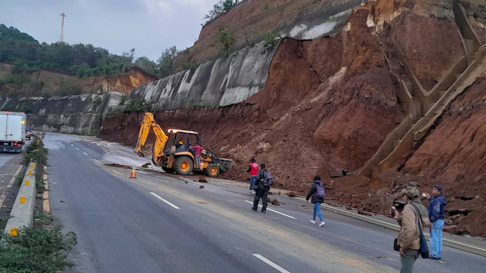 Deslizamientos obligan al cierre temporal del libramiento de Chimaltenango
