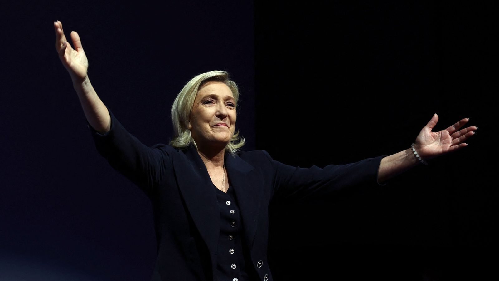 Elecciones legislativas en Francia Le Pen arrasa y Macron se alía con el Partido Comunista para frenar el avance de la derecha