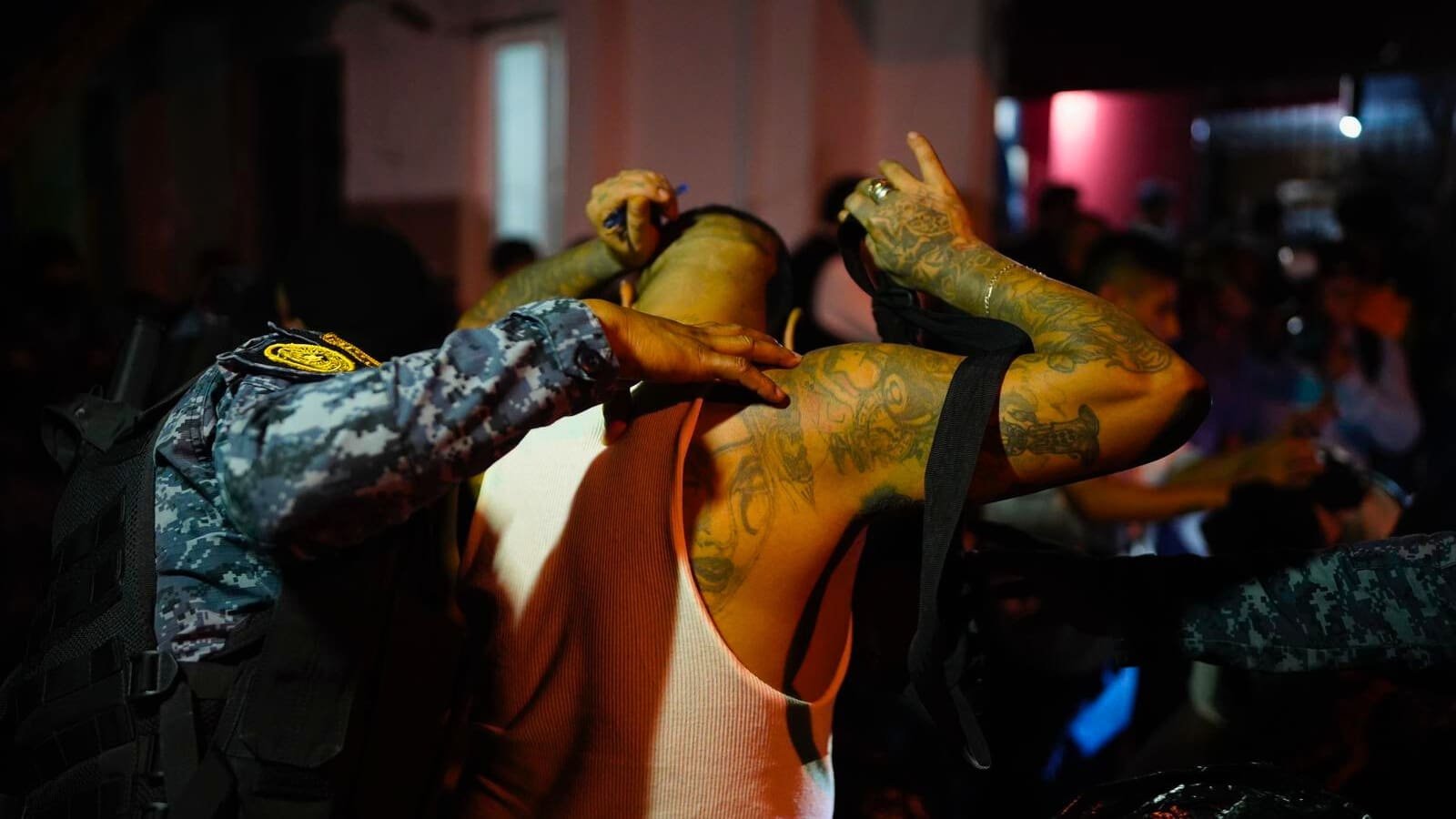 Gobernación traslada a reos de alta peligrosidad en operativo de madrugada