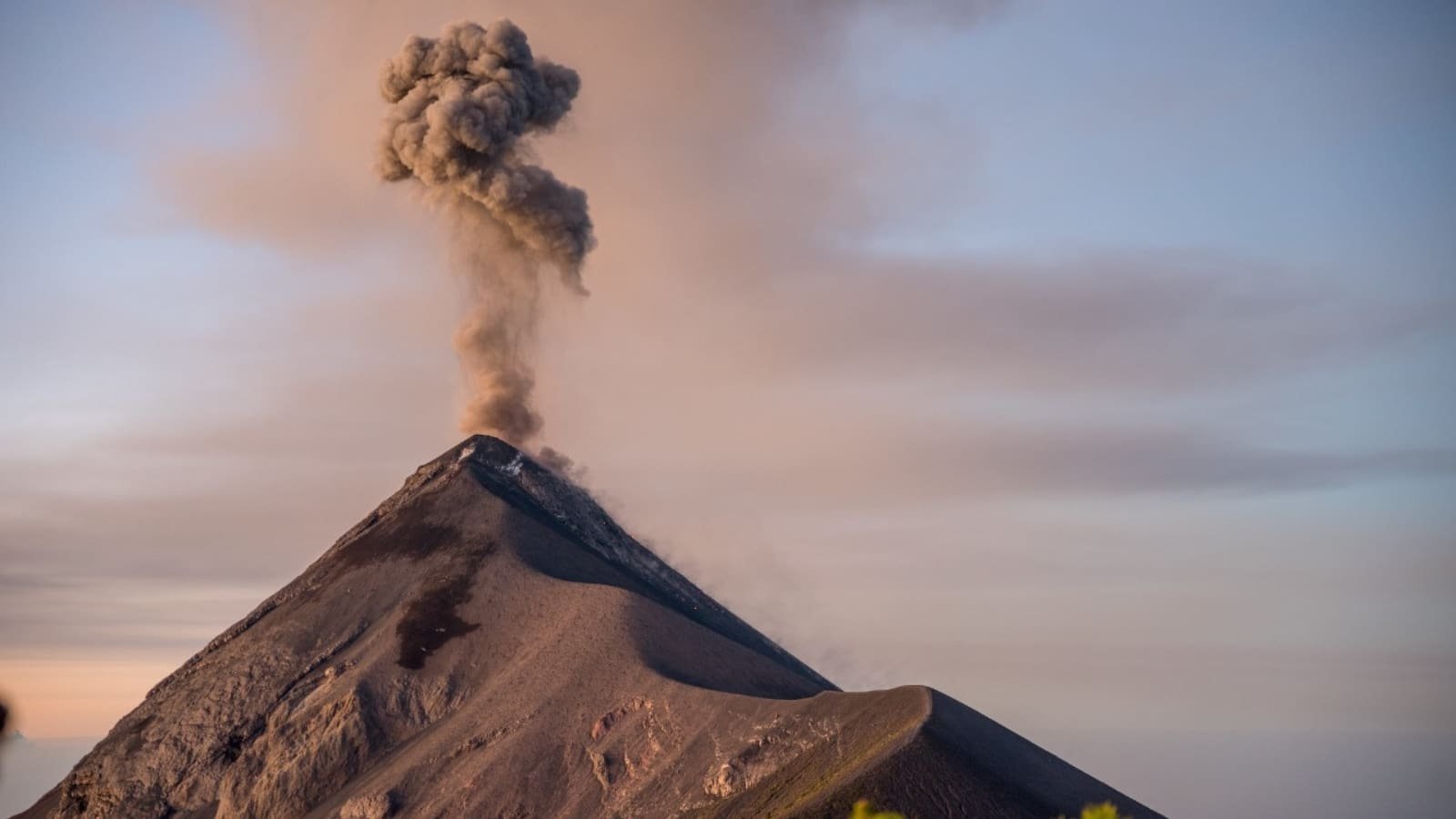 INGUAT emite alerta para evitar ascenso a volcanes activos