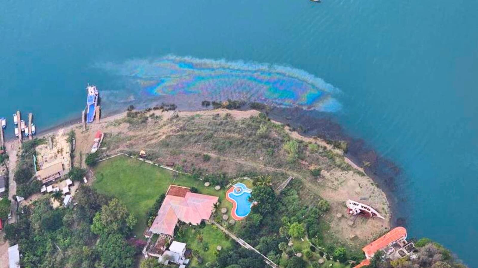 Investigan aparición de mancha multicolor en el lago de Atitlán