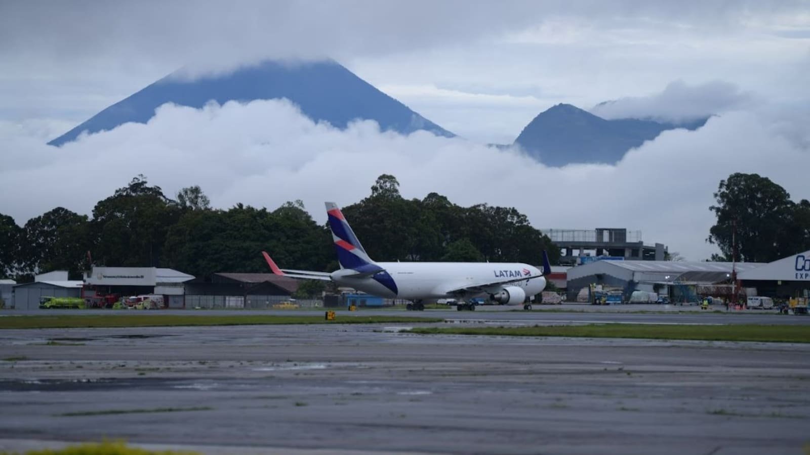 Nuevos elevadores y escaleras en aeropuerto La Aurora listos para octubre