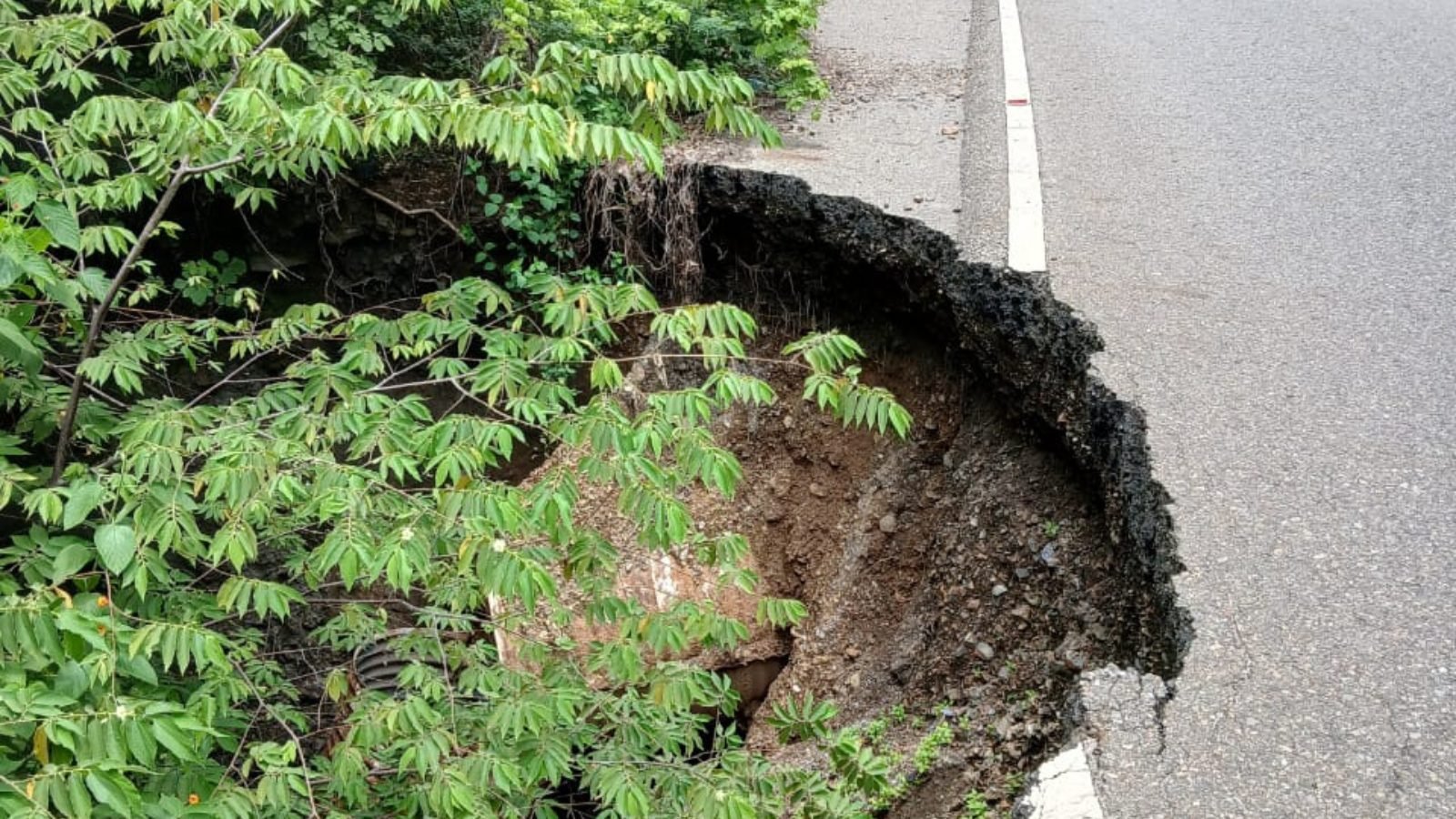 Reportan socavamiento en carretera de Chiquimula