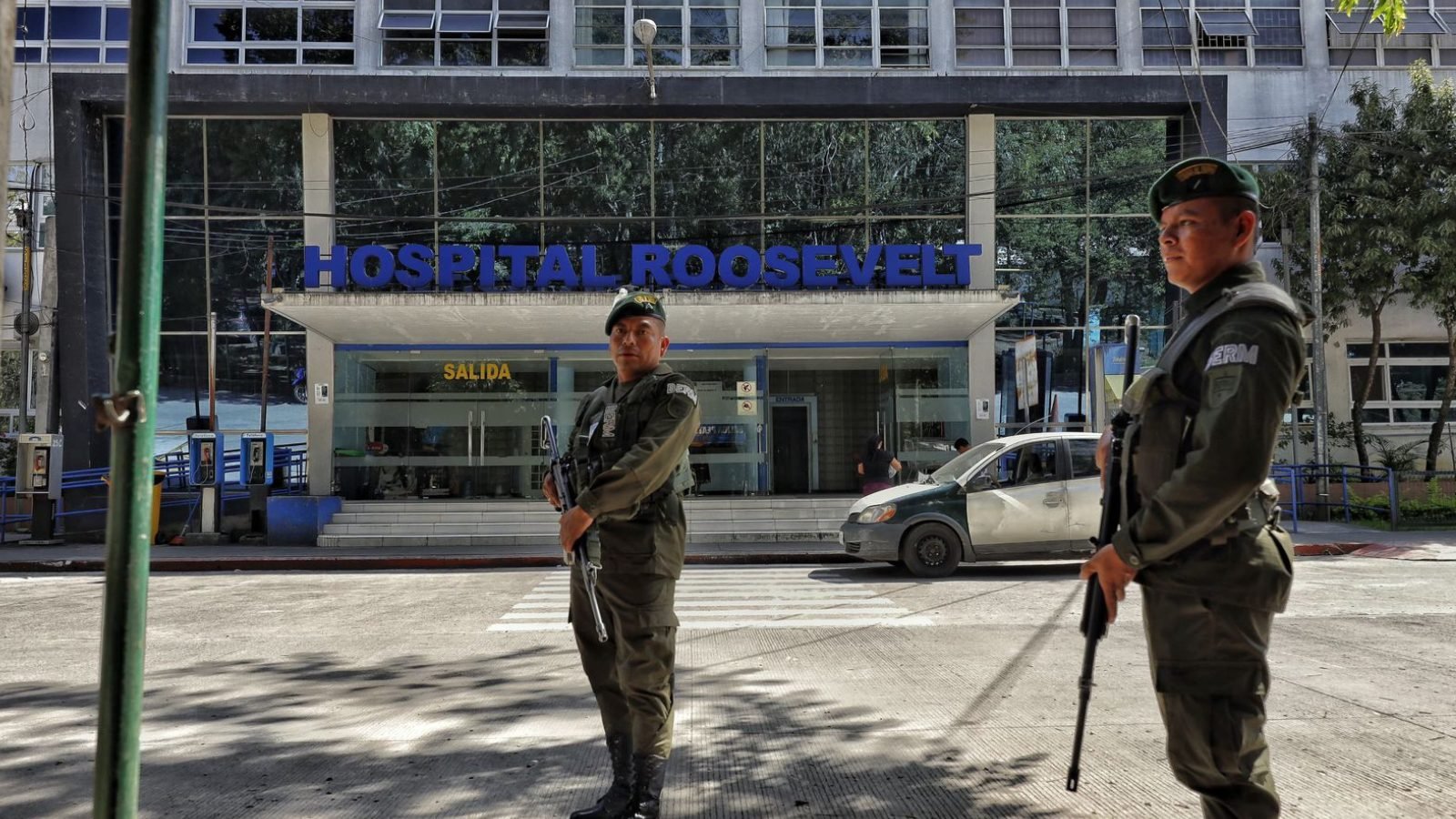 Fuerzas de seguridad refuerzan périmetro del Hospital Roosevelt tras amenazas