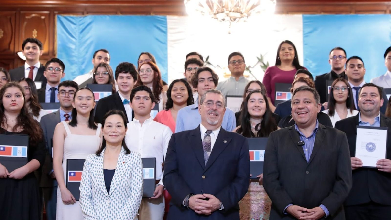 Guatemaltecos reciben becas para estudiar en Taiwán 39 estudiantes inician su viaje académico