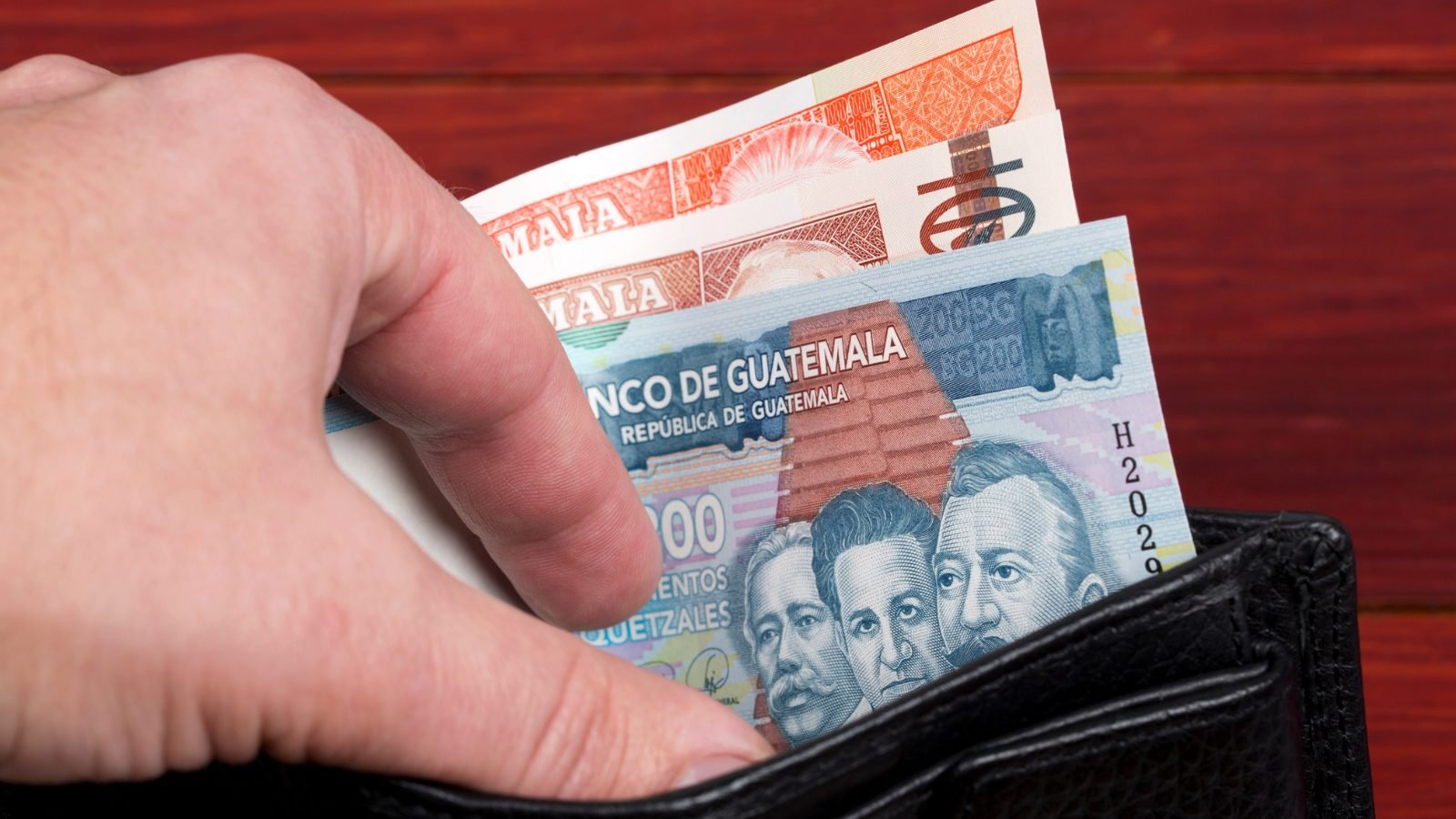 Ingreso laboral promedio en Guatemala cayó a Q2,409 en 2023, revela encuesta del INE