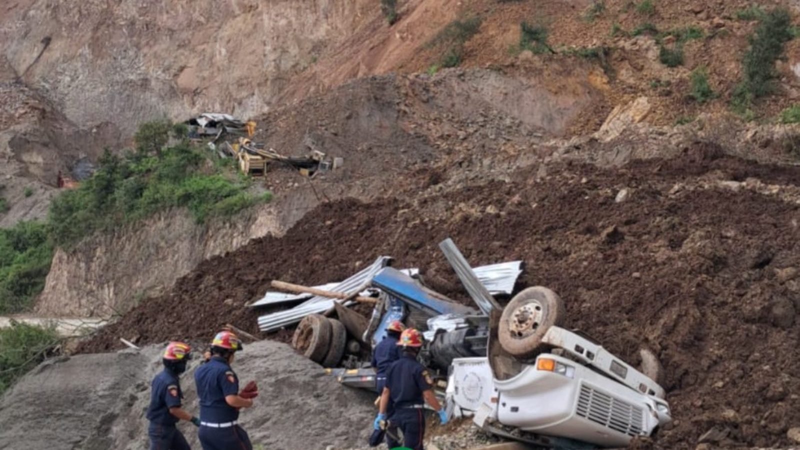 Deslizamiento en El Quiché deja siete soterrados y moviliza operaciones de rescate