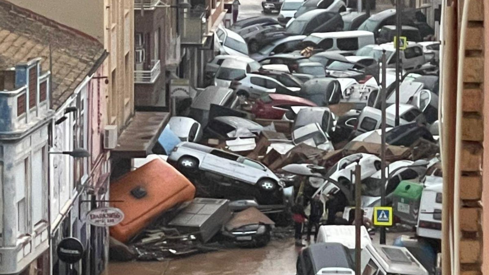 Minex activa alerta y asistencia para connacionales en España tras tormenta Dana