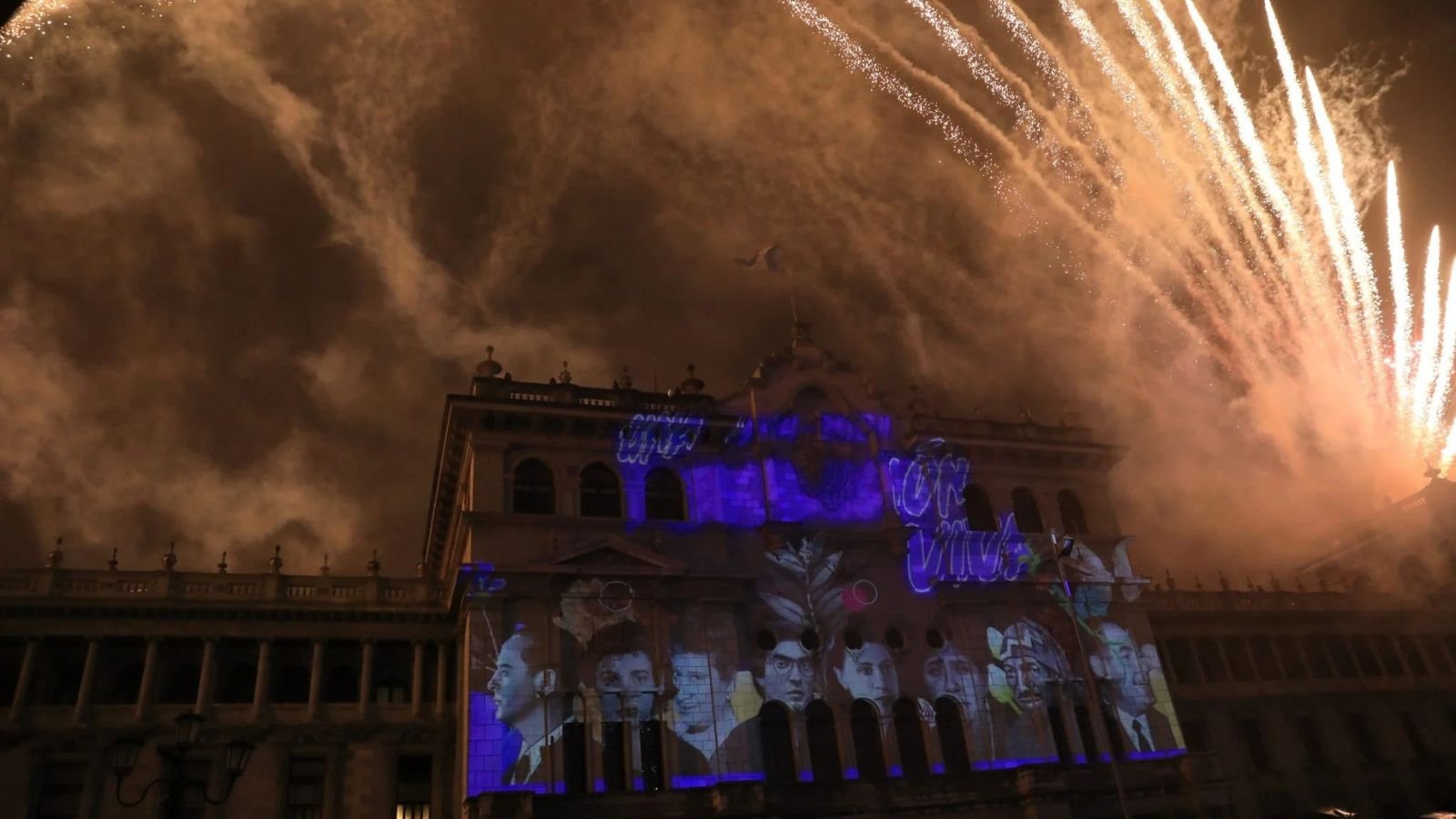 Más de 1.1 millones de quetzales en publicidad, tarima, sonido, luces, atención y protocolo y la iluminación en 3D de edificios públicos fue pagado del herario nacional para conmemorar los 80 años de la revolución de 1944. La campaña publicitaria que incluye vallas, publicidad móvil y otros medios, así como un sitio web dedicado al evento,(www.revolucionviva.com), tuvo un costo de Q585 mil 376.24 sin contar con el dato del gasto de la construcción del sitio web. Más de Q345 mil fueron pagados en concepto de renta de tarimas, sonido, servicio de atención y protocolo, pachones y bolsas conmemorativas utilizadas para la festividad. En cuanto a los gastos por la utilización de mapping en edificios públicos (utilización de proyectores de vídeo para desplegar una animación o imágenes sobre superficies reales consiguiendo un efecto artístico y fuera de lo común), el portal Guatecompras reporta dos contrataciones de este servicio, uno por la Secretaría de Comunicación Social de la Presidencia y otro por el Banco de Guatemala. En total, el gasto fue de Q170 mil 219. Señalamientos Las críticas hacia la campaña publicitaria se intensificaron en las redes sociales, cuando se pronunció Maria Del Rosario Molina, una ciudadana, cuya fotografía fue utilizada erróneamente y sin su concentimiento en vallas publicitarias. “No tengo relación alguna con la persona a quien le pusieron mi retrato ni pertenezco a ningún grupo que se llame así“, publicó como aclaración en sus redes sociales. Esta situación causó que la Secretaría de Comunicación Social le enviara una disculpa escrita y retirara su fotografía de la campaña. El principal cuestionamiento de la opinión pública a este gasto realizado, se enfoca a las necesidades más sentidas que enfrenta el país, como la crisis hospitalaria por la falta de medicinas, el mal estado de centros educativos y de las carreteras, entre otros aspectos.