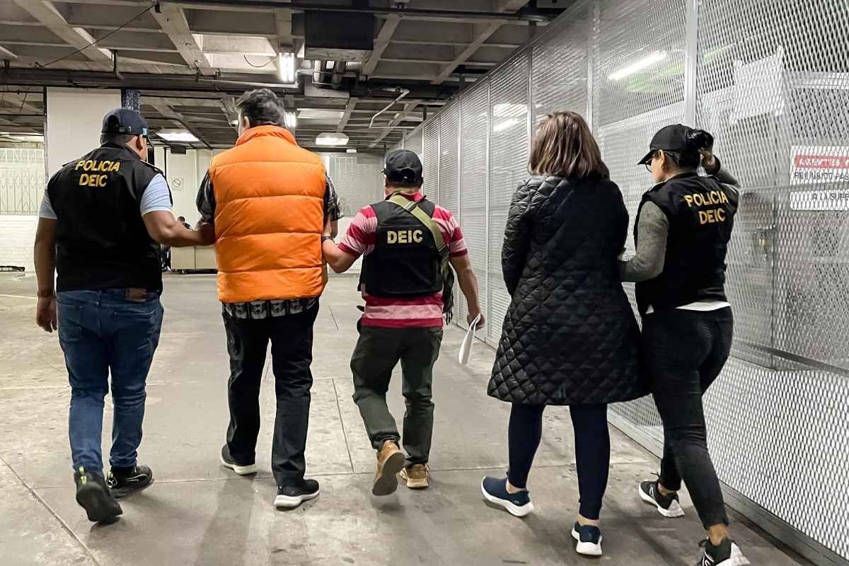 Capturan a pareja por estafa de visas falsas frente a embajada en Guatemala