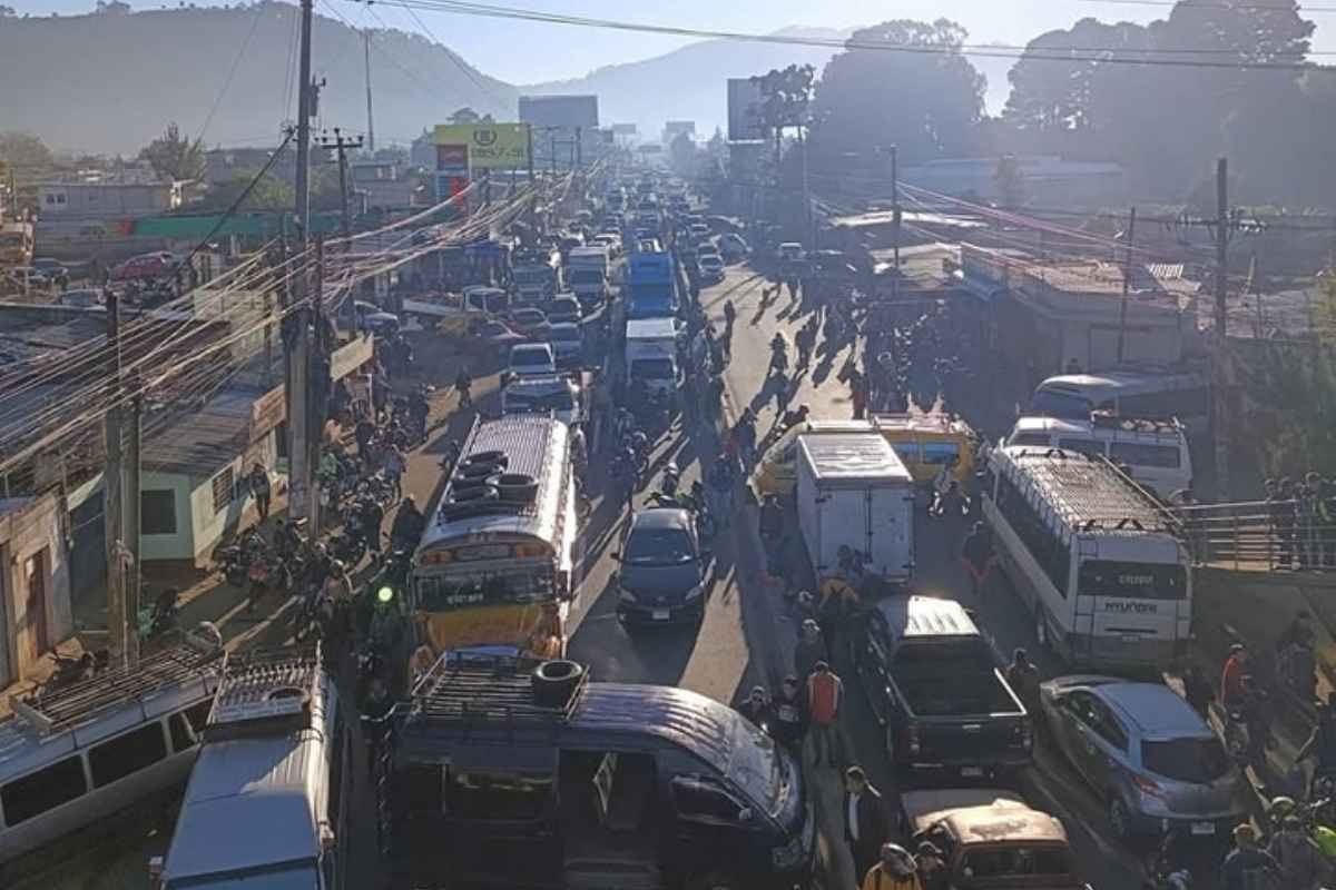 Bloqueos en carreteras por pilotos de microbuses exigen cumplimiento de subsidio