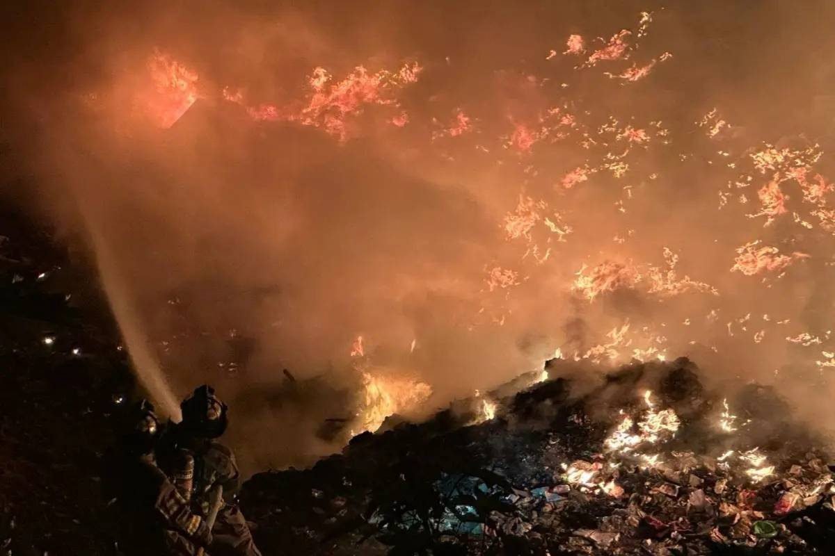 Incendio destruye vivienda y bodega en Villa Nueva