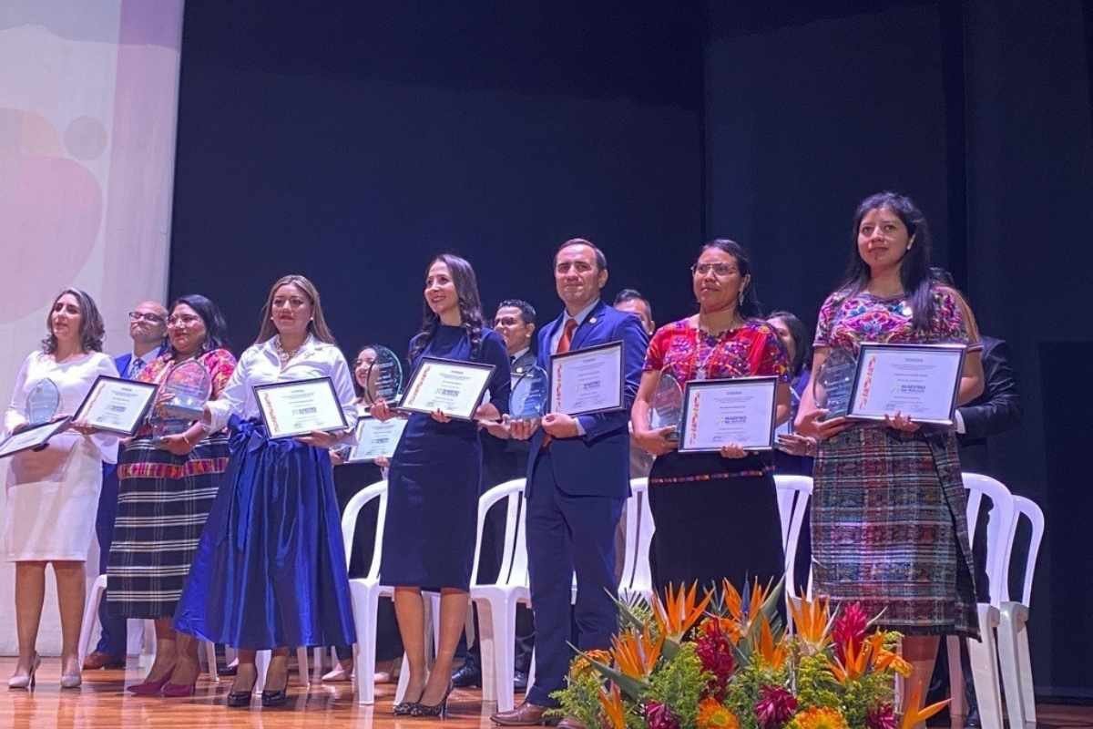 Reconocen a Maestros 100 Puntos que transforman la educación en Guatemala