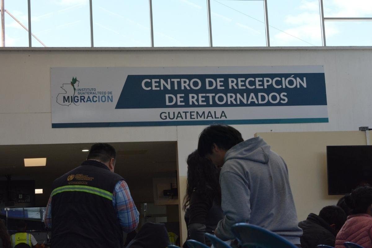 Arriban vuelos con connacionales guatemaltecos deportados