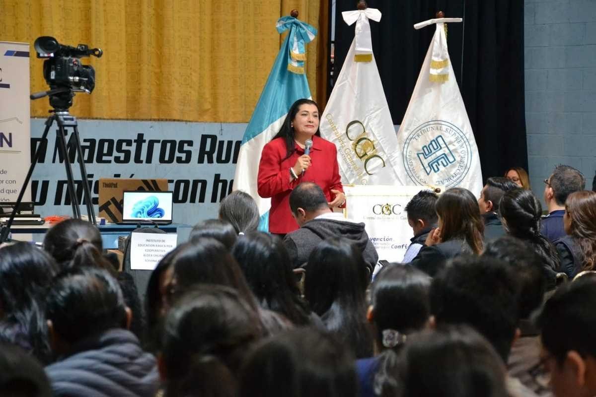 Magistrados suplentes del TSE impugnan presidencia de Blanca Alfaro