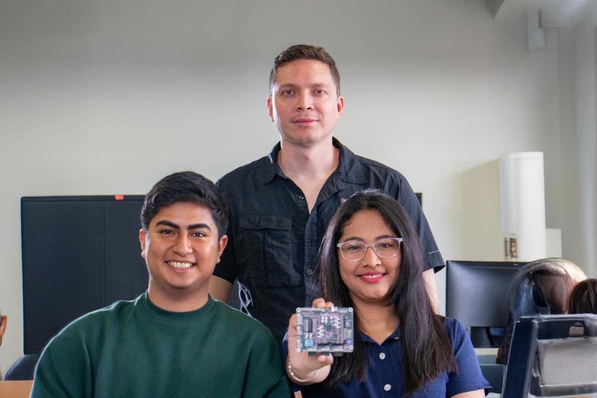 Estudiantes de la Universidad del Itsmo desarrollan el primer nanochip guatemalteco
