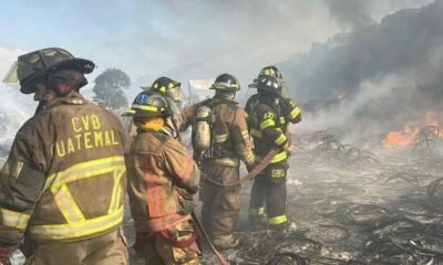 Incendio arrasa recicladora en Sumpango y moviliza a bomberos por horas