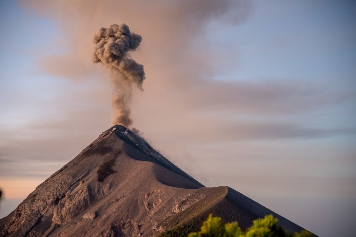 Volcán de Fuego Actividad volcánica disminuye, pero el riesgo persiste