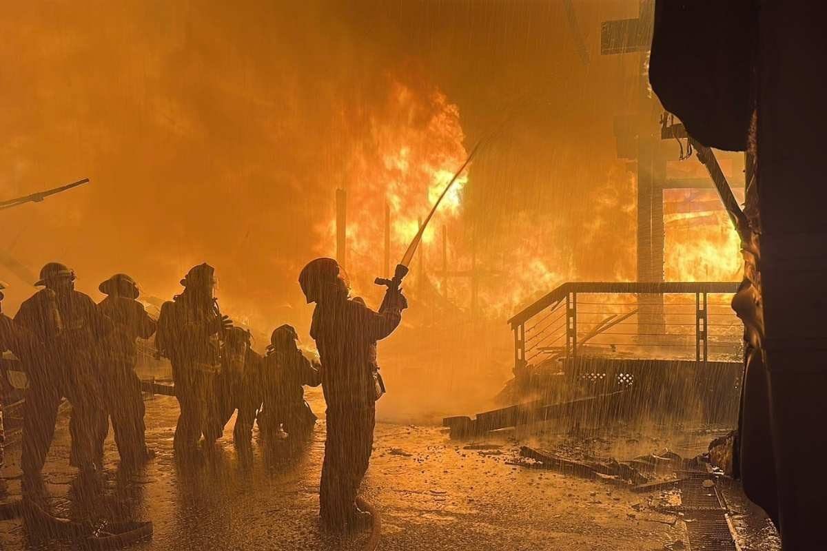 Fábrica en llamas colapsa tránsito en Los Próceres