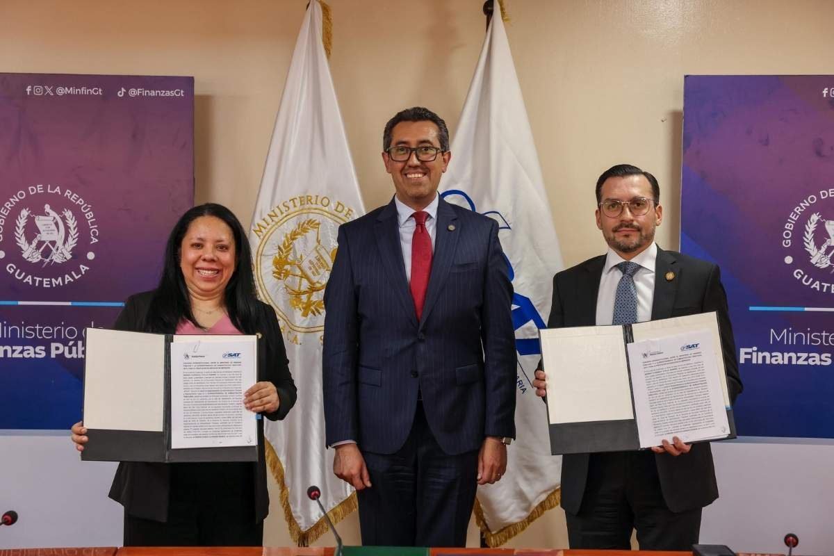 MINFIN y SAT firman convenio para la impresión de placas y documentos oficiales