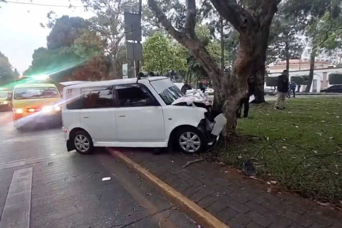 Menor al volante de taxi pirata causa grave accidente en Avenida Reforma