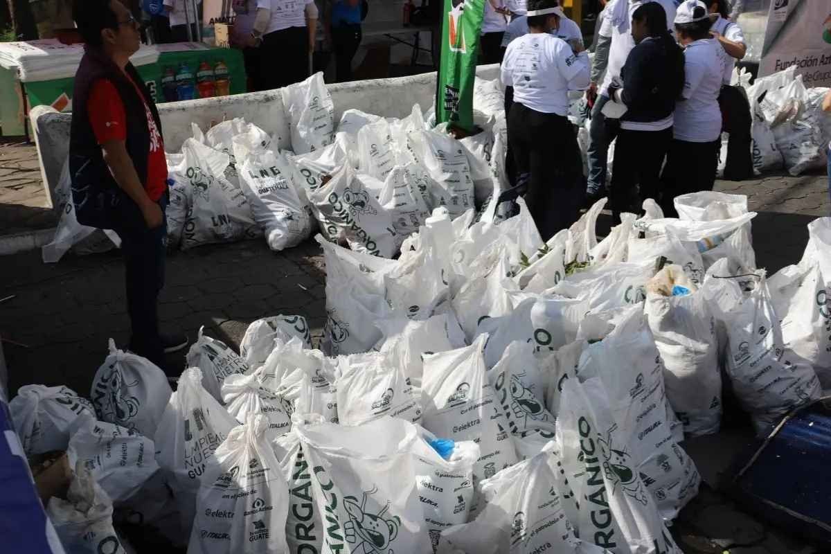 Basura inunda el Lago de Amatitlán tras intensas lluvias