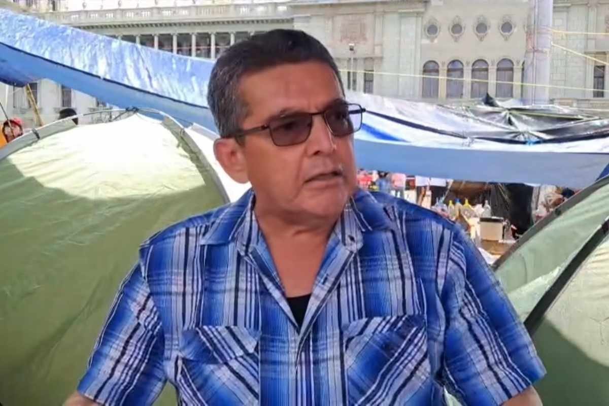 Joviel Acevedo desafía posible desalojo del STEG frente al Palacio Nacional
