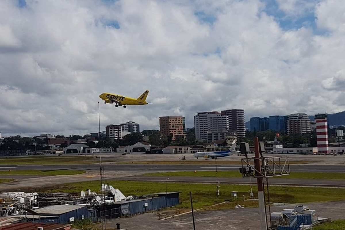 Pista del Aeropuerto La Aurora cierra por mantenimiento técnico
