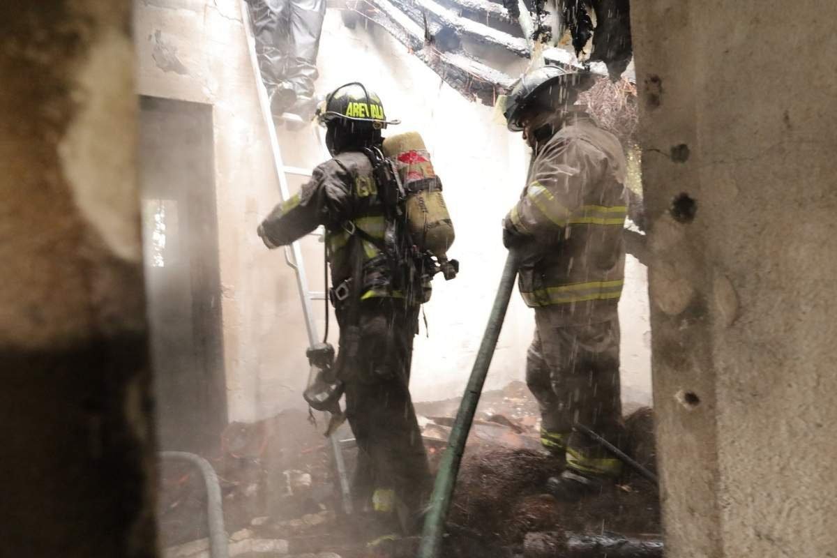 Incendio consume vivienda en zona 10; vecinos lograron evacuar a tiempo