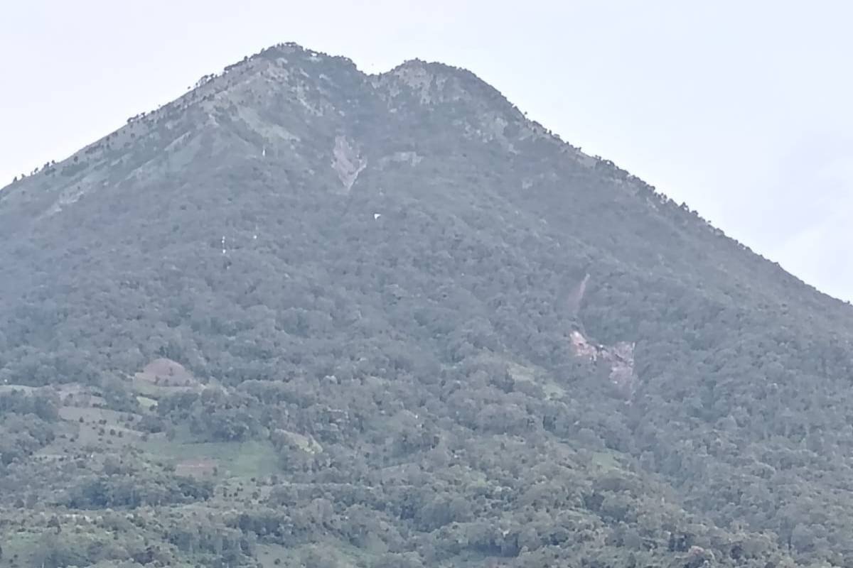 Conred advierte riesgo de lahares y grietas en volcán de Agua por sismos y lluvias