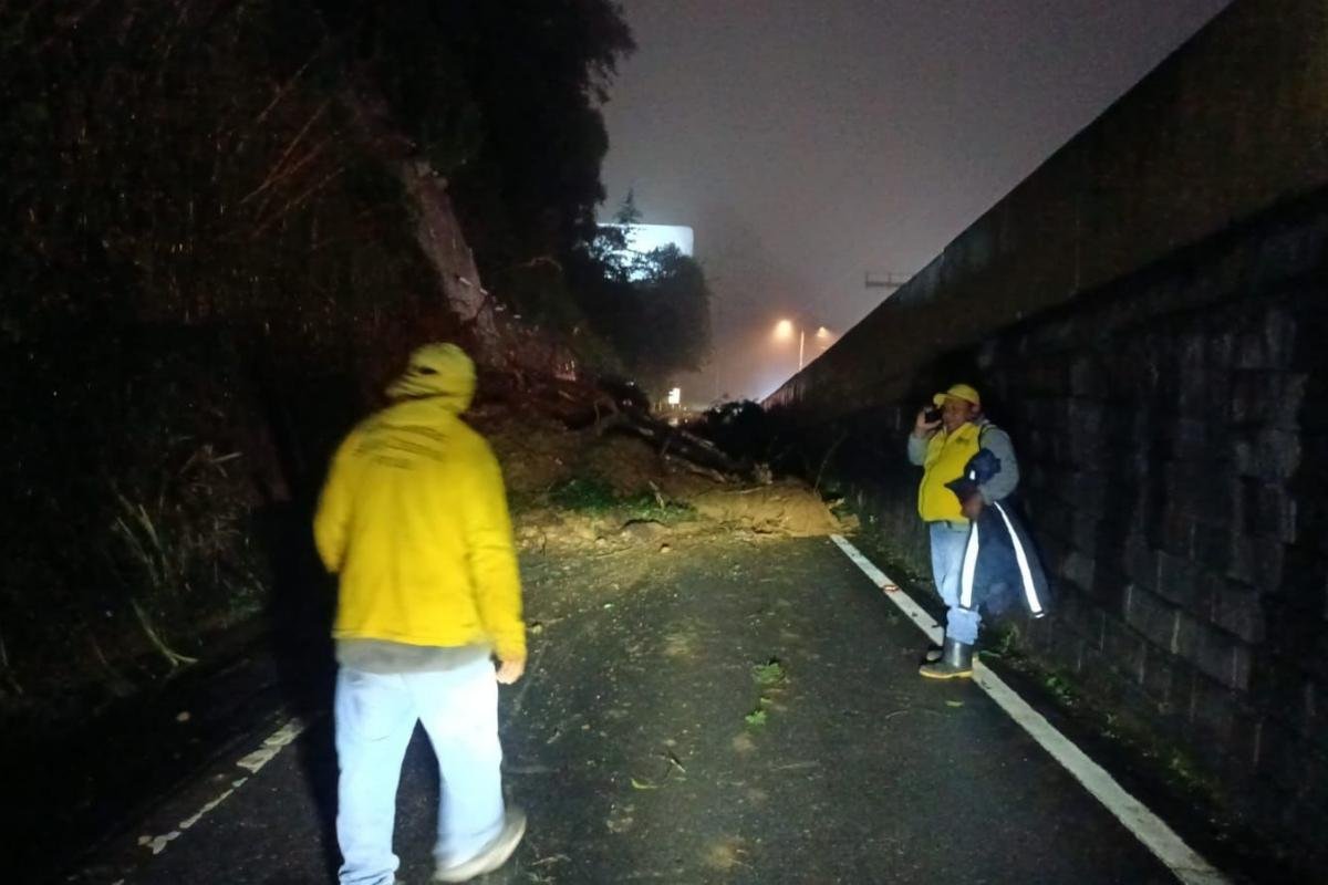 Paso restablecido en ruta a El Salvador tras derrumbe en el km 12.5