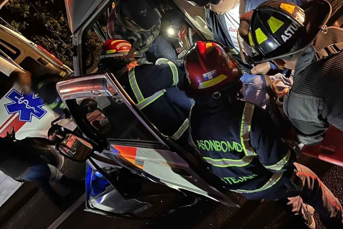 Choque en libramiento de Chimaltenango deja cuatro heridos y moviliza a cuerpos de socorro durante la madrugada