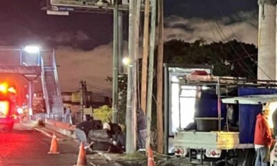 Poste derribado paraliza ingreso a Villa Nueva y obliga a cierres en ruta al Pacífico