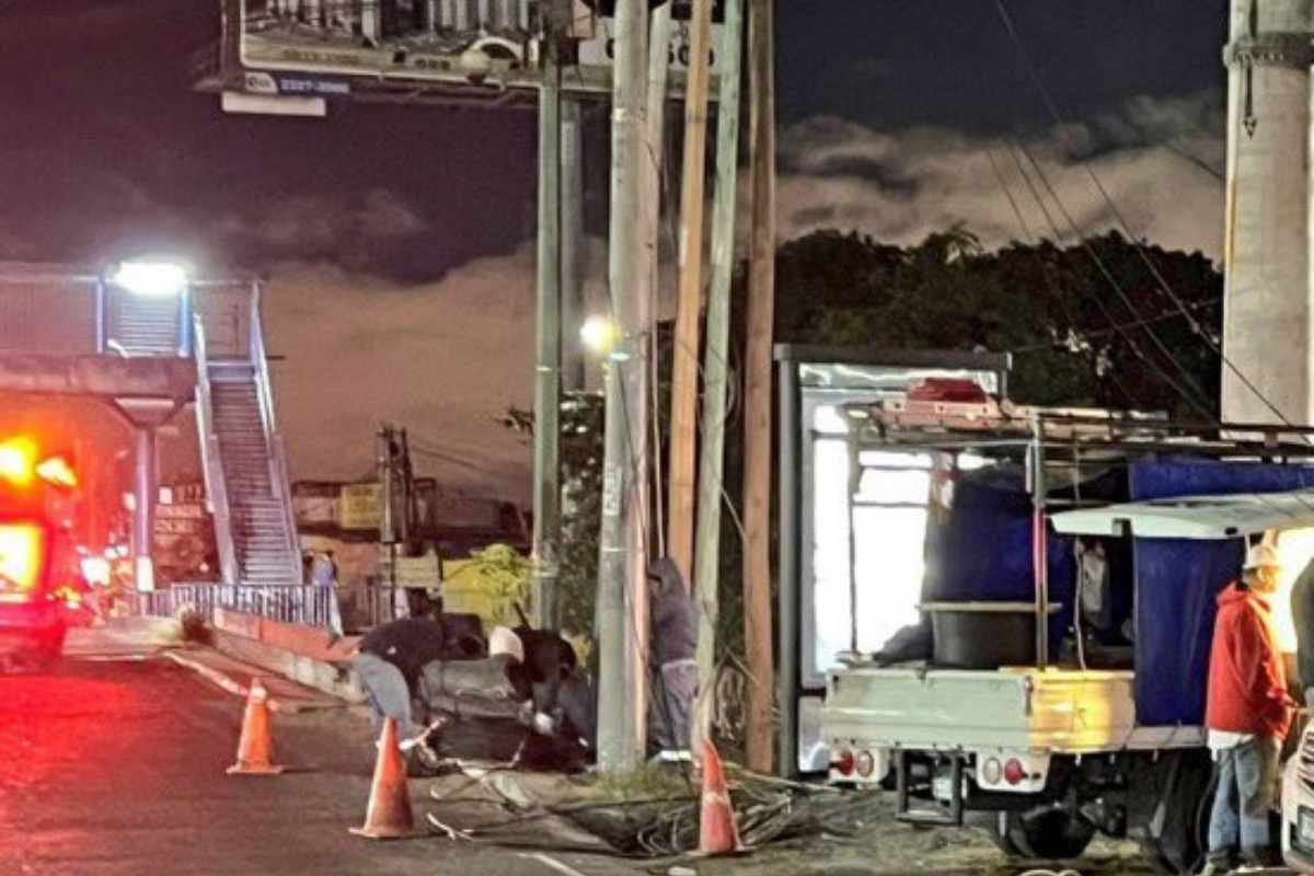 Poste derribado paraliza ingreso a Villa Nueva y obliga a cierres en ruta al Pacífico