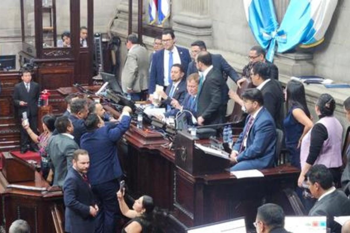 Congreso debate por horas elección de magistrados de la CC entre reclamos y discursos extensos