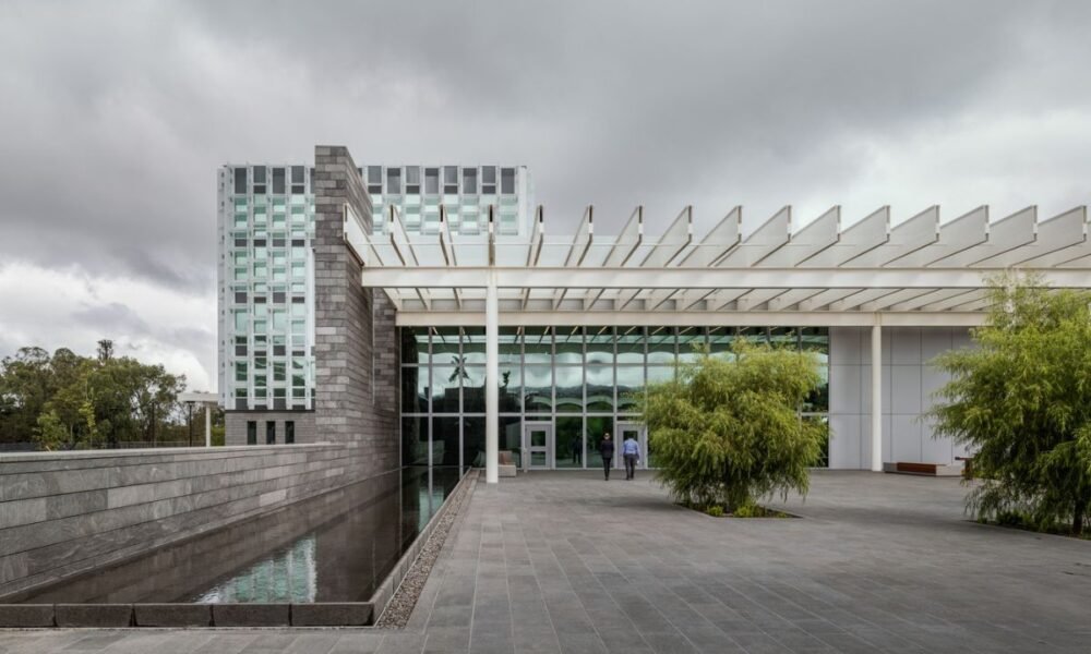 La Embajada de Estados Unidos en Guatemala se pronunció este martes 3 de marzo sobre los procesos de elección de segundo grado que actualmente se desarrollan en el país, en los cuales se renovarán autoridades de distintas instituciones del sistema de justicia y del Tribunal Supremo Electoral. Por medio de sus redes sociales oficiales, la sede diplomática compartió un mensaje atribuido a John Barrett, encargado de Negocios de Estados Unidos en Guatemala, en el que expresó el respaldo de su país a estos procedimientos, subrayando que se trata de procesos internos regidos por la normativa guatemalteca. “Como ya hemos declarado, las elecciones de segundo grado son procesos guatemaltecos que tienen sus normas y reglas, y vamos a respetar estos procesos, pero no vamos a tolerar que haya contaminación de narcotraficantes y crimen organizado”, manifestó Barrett. El pronunciamiento se da en el contexto de la renovación de autoridades en entidades clave del sistema democrático y judicial del país, un proceso que ha generado atención nacional e internacional debido a su relevancia institucional. Estados Unidos reiteró así su postura de respeto a la soberanía de Guatemala, al tiempo que enfatizó su preocupación ante cualquier posible injerencia de estructuras criminales en procesos vinculados al fortalecimiento del Estado de derecho.