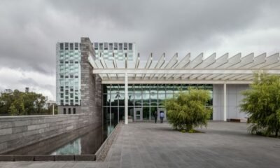 La Embajada de Estados Unidos en Guatemala se pronunció este martes 3 de marzo sobre los procesos de elección de segundo grado que actualmente se desarrollan en el país, en los cuales se renovarán autoridades de distintas instituciones del sistema de justicia y del Tribunal Supremo Electoral. Por medio de sus redes sociales oficiales, la sede diplomática compartió un mensaje atribuido a John Barrett, encargado de Negocios de Estados Unidos en Guatemala, en el que expresó el respaldo de su país a estos procedimientos, subrayando que se trata de procesos internos regidos por la normativa guatemalteca. “Como ya hemos declarado, las elecciones de segundo grado son procesos guatemaltecos que tienen sus normas y reglas, y vamos a respetar estos procesos, pero no vamos a tolerar que haya contaminación de narcotraficantes y crimen organizado”, manifestó Barrett. El pronunciamiento se da en el contexto de la renovación de autoridades en entidades clave del sistema democrático y judicial del país, un proceso que ha generado atención nacional e internacional debido a su relevancia institucional. Estados Unidos reiteró así su postura de respeto a la soberanía de Guatemala, al tiempo que enfatizó su preocupación ante cualquier posible injerencia de estructuras criminales en procesos vinculados al fortalecimiento del Estado de derecho.