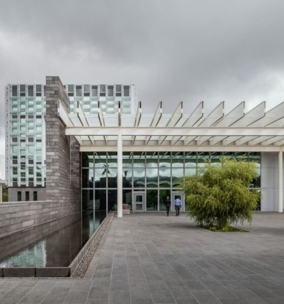 La Embajada de Estados Unidos en Guatemala se pronunció este martes 3 de marzo sobre los procesos de elección de segundo grado que actualmente se desarrollan en el país, en los cuales se renovarán autoridades de distintas instituciones del sistema de justicia y del Tribunal Supremo Electoral. Por medio de sus redes sociales oficiales, la sede diplomática compartió un mensaje atribuido a John Barrett, encargado de Negocios de Estados Unidos en Guatemala, en el que expresó el respaldo de su país a estos procedimientos, subrayando que se trata de procesos internos regidos por la normativa guatemalteca. “Como ya hemos declarado, las elecciones de segundo grado son procesos guatemaltecos que tienen sus normas y reglas, y vamos a respetar estos procesos, pero no vamos a tolerar que haya contaminación de narcotraficantes y crimen organizado”, manifestó Barrett. El pronunciamiento se da en el contexto de la renovación de autoridades en entidades clave del sistema democrático y judicial del país, un proceso que ha generado atención nacional e internacional debido a su relevancia institucional. Estados Unidos reiteró así su postura de respeto a la soberanía de Guatemala, al tiempo que enfatizó su preocupación ante cualquier posible injerencia de estructuras criminales en procesos vinculados al fortalecimiento del Estado de derecho.