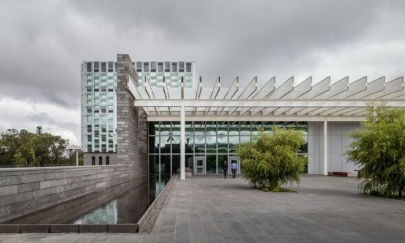 La Embajada de Estados Unidos en Guatemala se pronunció este martes 3 de marzo sobre los procesos de elección de segundo grado que actualmente se desarrollan en el país, en los cuales se renovarán autoridades de distintas instituciones del sistema de justicia y del Tribunal Supremo Electoral. Por medio de sus redes sociales oficiales, la sede diplomática compartió un mensaje atribuido a John Barrett, encargado de Negocios de Estados Unidos en Guatemala, en el que expresó el respaldo de su país a estos procedimientos, subrayando que se trata de procesos internos regidos por la normativa guatemalteca. “Como ya hemos declarado, las elecciones de segundo grado son procesos guatemaltecos que tienen sus normas y reglas, y vamos a respetar estos procesos, pero no vamos a tolerar que haya contaminación de narcotraficantes y crimen organizado”, manifestó Barrett. El pronunciamiento se da en el contexto de la renovación de autoridades en entidades clave del sistema democrático y judicial del país, un proceso que ha generado atención nacional e internacional debido a su relevancia institucional. Estados Unidos reiteró así su postura de respeto a la soberanía de Guatemala, al tiempo que enfatizó su preocupación ante cualquier posible injerencia de estructuras criminales en procesos vinculados al fortalecimiento del Estado de derecho.