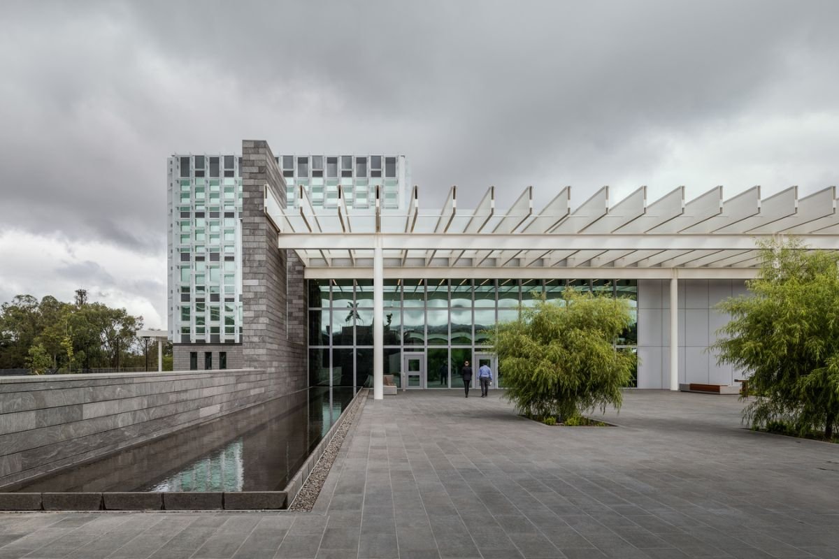 La Embajada de Estados Unidos en Guatemala se pronunció este martes 3 de marzo sobre los procesos de elección de segundo grado que actualmente se desarrollan en el país, en los cuales se renovarán autoridades de distintas instituciones del sistema de justicia y del Tribunal Supremo Electoral. Por medio de sus redes sociales oficiales, la sede diplomática compartió un mensaje atribuido a John Barrett, encargado de Negocios de Estados Unidos en Guatemala, en el que expresó el respaldo de su país a estos procedimientos, subrayando que se trata de procesos internos regidos por la normativa guatemalteca. “Como ya hemos declarado, las elecciones de segundo grado son procesos guatemaltecos que tienen sus normas y reglas, y vamos a respetar estos procesos, pero no vamos a tolerar que haya contaminación de narcotraficantes y crimen organizado”, manifestó Barrett. El pronunciamiento se da en el contexto de la renovación de autoridades en entidades clave del sistema democrático y judicial del país, un proceso que ha generado atención nacional e internacional debido a su relevancia institucional. Estados Unidos reiteró así su postura de respeto a la soberanía de Guatemala, al tiempo que enfatizó su preocupación ante cualquier posible injerencia de estructuras criminales en procesos vinculados al fortalecimiento del Estado de derecho.