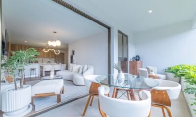 El sector inmobiliario guatemalteco proyecta un año dinámico en 2026, impulsado por una economía relativamente estable, el aumento en la demanda de vivienda y el crecimiento de nuevas zonas urbanas en el país. De acuerdo con desarrolladores del sector, la industria evoluciona hacia proyectos más integrales que combinan vivienda, comercio, servicios y espacios comunitarios, con el objetivo de facilitar la vida cotidiana de las personas y generar impacto en las comunidades. Para ÍNTEGRO, desarrolladora inmobiliaria guatemalteca con ocho años de trayectoria, esta tendencia refleja un cambio en la forma en que se conciben los proyectos inmobiliarios. “En 2026 visualizamos un sector más estratégico y enfocado en generar valor real. Las personas buscan proyectos bien ubicados, funcionales y que aporten al desarrollo de sus comunidades”, señaló Jorge Mario Figueroa, CEO de la empresa. Vivienda y proyectos verticales ganan protagonismo Uno de los principales motores del mercado continúa siendo la vivienda. La demanda se concentra en espacios funcionales, ubicados cerca de servicios y con acceso a comercio y áreas comunes. En ese contexto, los proyectos verticales y las comunidades planificadas han ganado protagonismo, ya que permiten integrar distintos servicios dentro de un mismo entorno urbano. ÍNTEGRO desarrolla actualmente proyectos residenciales como Céntrico, Villa Mariscal, Atarah, Prana, Alana Avenida Las Américas y Reserva Valere, enfocados en ofrecer espacios habitacionales adaptados a diferentes estilos de vida. Centros comerciales de cercanía Otra tendencia que gana fuerza es el desarrollo de centros comerciales de proximidad, espacios pensados para atender necesidades cotidianas dentro de las comunidades. A diferencia de los centros comerciales tradicionales, estos proyectos funcionan como puntos de encuentro donde las personas pueden realizar compras, acceder a servicios y convivir en entornos más accesibles. Actualmente la desarrolladora opera ocho centros comerciales, cinco de ellos ubicados en el interior del país, lo que ha contribuido a dinamizar economías locales y generar oportunidades de empleo. Turismo y hospitalidad mantienen crecimiento El sector de hospitalidad también muestra señales positivas durante 2026, impulsado por el turismo interno y regional. La empresa cuenta con proyectos hoteleros como Smart Hotel en la costa sur, Adra Antigua en Antigua Guatemala y Adra Petén en el norte del país, iniciativas que forman parte de estrategias de desarrollo urbano vinculadas al crecimiento turístico de estas regiones. Sostenibilidad y tecnología Dentro de las tendencias que marcan el sector inmobiliario este año destaca el enfoque en proyectos con propósito, que integran sostenibilidad ambiental, impacto social y gobernanza responsable. Además, el uso de tecnología se vuelve cada vez más relevante, tanto para mejorar la experiencia de clientes e inversionistas como para optimizar la gestión de edificios mediante sistemas inteligentes y procesos más eficientes. Descentralización del desarrollo Otra característica del mercado inmobiliario actual es la descentralización del desarrollo, con un aumento de proyectos fuera de la capital. Las ciudades intermedias representan una oportunidad para atraer inversión, generar empleo y mejorar infraestructura mediante proyectos planificados a largo plazo. Retos del sector A pesar del crecimiento, el sector enfrenta desafíos como el acceso al financiamiento, el aumento en los costos de construcción y los tiempos de aprobación de permisos. Sin embargo, especialistas coinciden en que los proyectos bien estructurados, con planificación financiera y enfoque sostenible, mantienen atractivo para compradores e inversionistas.