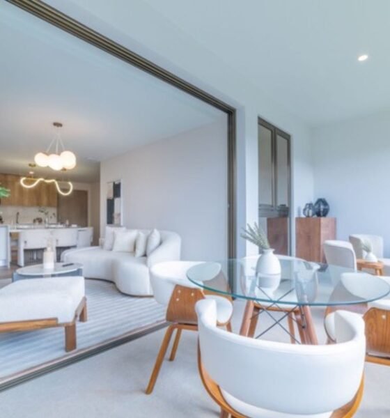 El sector inmobiliario guatemalteco proyecta un año dinámico en 2026, impulsado por una economía relativamente estable, el aumento en la demanda de vivienda y el crecimiento de nuevas zonas urbanas en el país. De acuerdo con desarrolladores del sector, la industria evoluciona hacia proyectos más integrales que combinan vivienda, comercio, servicios y espacios comunitarios, con el objetivo de facilitar la vida cotidiana de las personas y generar impacto en las comunidades. Para ÍNTEGRO, desarrolladora inmobiliaria guatemalteca con ocho años de trayectoria, esta tendencia refleja un cambio en la forma en que se conciben los proyectos inmobiliarios. “En 2026 visualizamos un sector más estratégico y enfocado en generar valor real. Las personas buscan proyectos bien ubicados, funcionales y que aporten al desarrollo de sus comunidades”, señaló Jorge Mario Figueroa, CEO de la empresa. Vivienda y proyectos verticales ganan protagonismo Uno de los principales motores del mercado continúa siendo la vivienda. La demanda se concentra en espacios funcionales, ubicados cerca de servicios y con acceso a comercio y áreas comunes. En ese contexto, los proyectos verticales y las comunidades planificadas han ganado protagonismo, ya que permiten integrar distintos servicios dentro de un mismo entorno urbano. ÍNTEGRO desarrolla actualmente proyectos residenciales como Céntrico, Villa Mariscal, Atarah, Prana, Alana Avenida Las Américas y Reserva Valere, enfocados en ofrecer espacios habitacionales adaptados a diferentes estilos de vida. Centros comerciales de cercanía Otra tendencia que gana fuerza es el desarrollo de centros comerciales de proximidad, espacios pensados para atender necesidades cotidianas dentro de las comunidades. A diferencia de los centros comerciales tradicionales, estos proyectos funcionan como puntos de encuentro donde las personas pueden realizar compras, acceder a servicios y convivir en entornos más accesibles. Actualmente la desarrolladora opera ocho centros comerciales, cinco de ellos ubicados en el interior del país, lo que ha contribuido a dinamizar economías locales y generar oportunidades de empleo. Turismo y hospitalidad mantienen crecimiento El sector de hospitalidad también muestra señales positivas durante 2026, impulsado por el turismo interno y regional. La empresa cuenta con proyectos hoteleros como Smart Hotel en la costa sur, Adra Antigua en Antigua Guatemala y Adra Petén en el norte del país, iniciativas que forman parte de estrategias de desarrollo urbano vinculadas al crecimiento turístico de estas regiones. Sostenibilidad y tecnología Dentro de las tendencias que marcan el sector inmobiliario este año destaca el enfoque en proyectos con propósito, que integran sostenibilidad ambiental, impacto social y gobernanza responsable. Además, el uso de tecnología se vuelve cada vez más relevante, tanto para mejorar la experiencia de clientes e inversionistas como para optimizar la gestión de edificios mediante sistemas inteligentes y procesos más eficientes. Descentralización del desarrollo Otra característica del mercado inmobiliario actual es la descentralización del desarrollo, con un aumento de proyectos fuera de la capital. Las ciudades intermedias representan una oportunidad para atraer inversión, generar empleo y mejorar infraestructura mediante proyectos planificados a largo plazo. Retos del sector A pesar del crecimiento, el sector enfrenta desafíos como el acceso al financiamiento, el aumento en los costos de construcción y los tiempos de aprobación de permisos. Sin embargo, especialistas coinciden en que los proyectos bien estructurados, con planificación financiera y enfoque sostenible, mantienen atractivo para compradores e inversionistas.